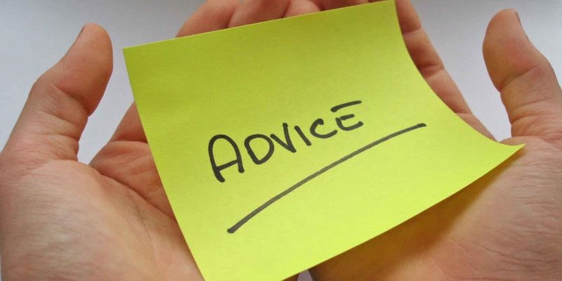 Image of someone's hand holding a post-it note with the word “advice” written on it.